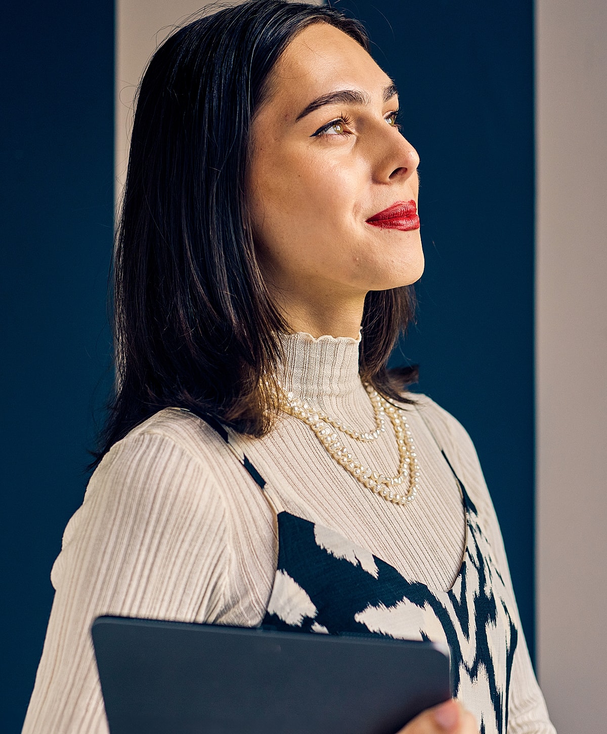 Woman with stylish outfit and tablet device.
