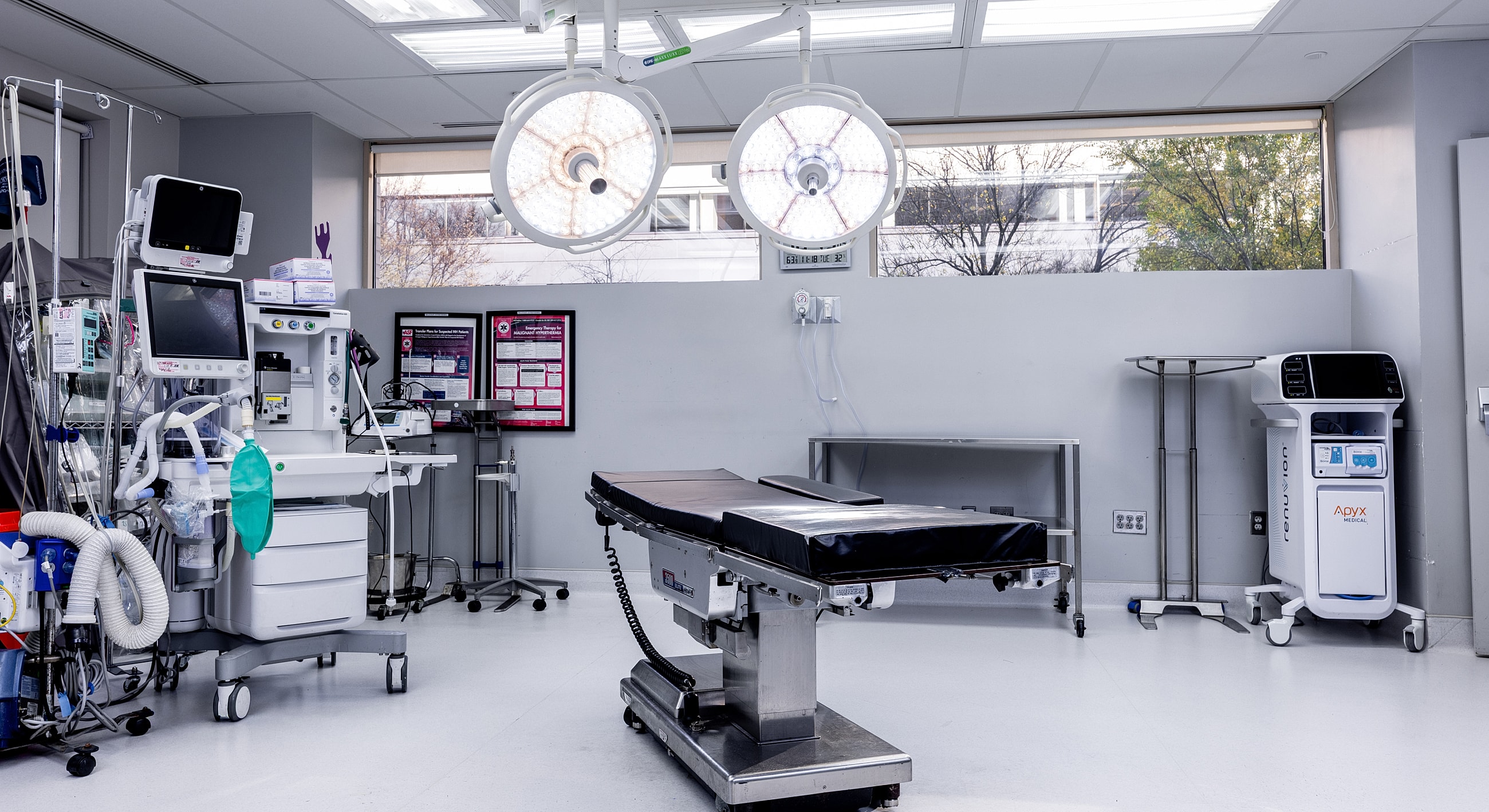Surgical room with equipment and operating table.